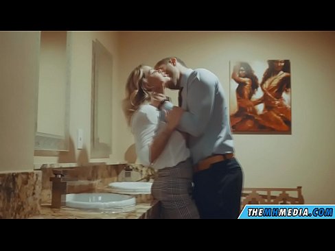 ❤️ Том биетэй шаргал үст таныг нийтийн бие засах газар уруу татах үед Занхайнууд mn.sexarxiv.ru ❌